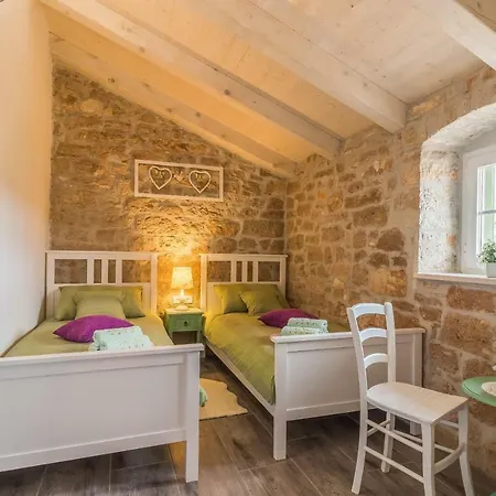 Nonni-romantic Stone House בית נופש *
