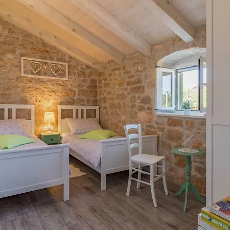 Nonni-romantic Stone House Feriehus Višnjan