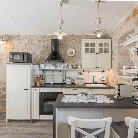 בית נופש Nonni-romantic Stone House