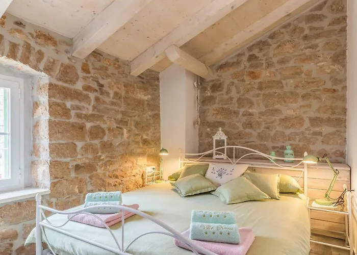 Nonni-romantic Stone House *