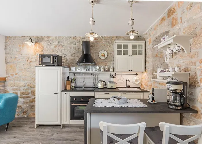 Feriehus Nonni-romantic Stone House