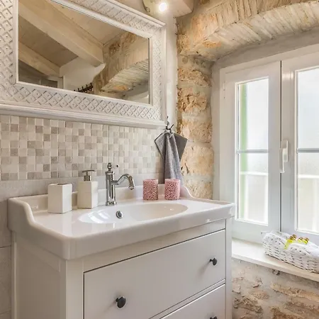 Nonni-romantic Stone House Holiday home